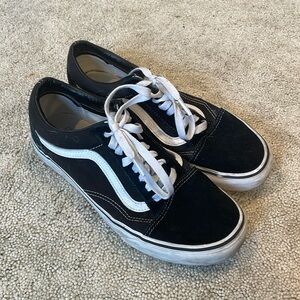 Black and White Suede Vans Old Skool, size women’s 10   Men’s 8.5